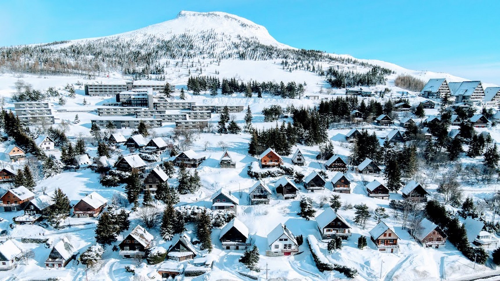 Chalet Ma Cambuse à Super Besse : une vue étendue sur le village de chalets, sous son manteau hivernal