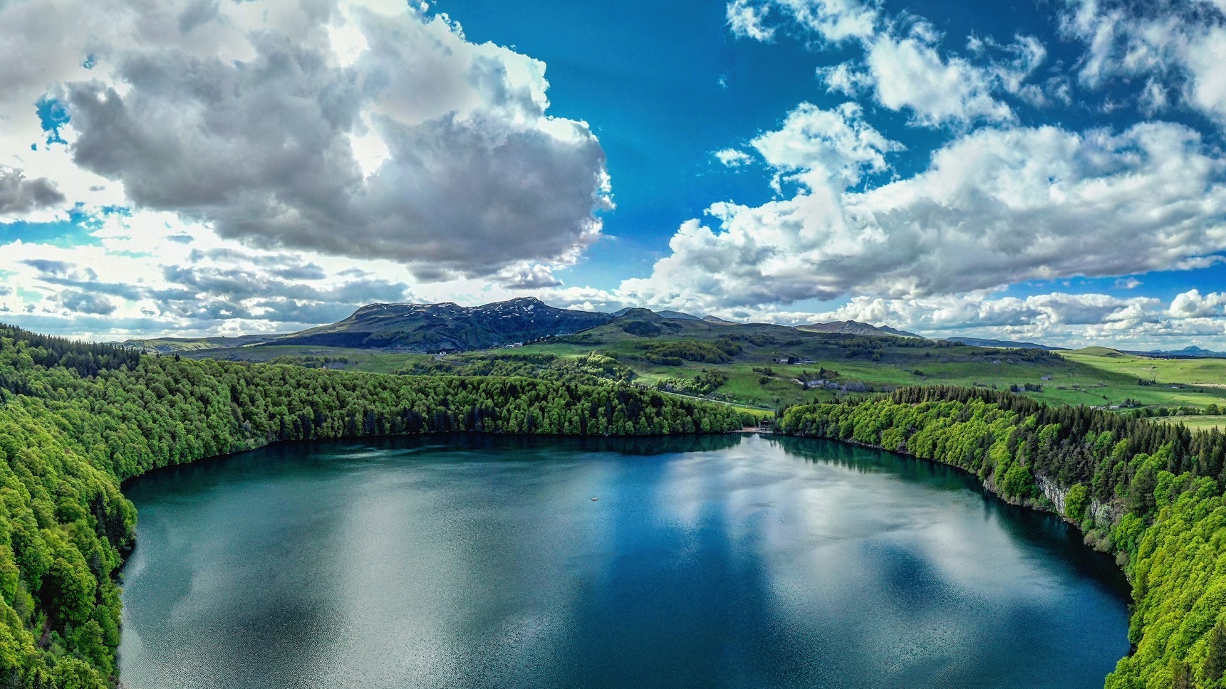 Lac Pavin : Vue Aérienne Spectaculaire