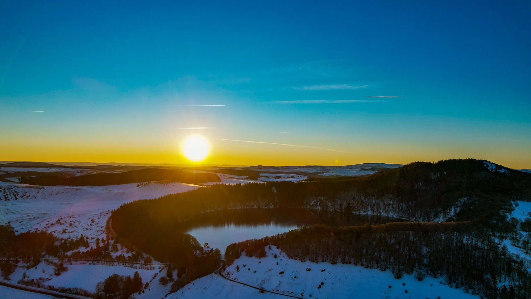 Lever de Soleil Éblouissant : Lac Pavin et Puy de Montchal en Harmonie