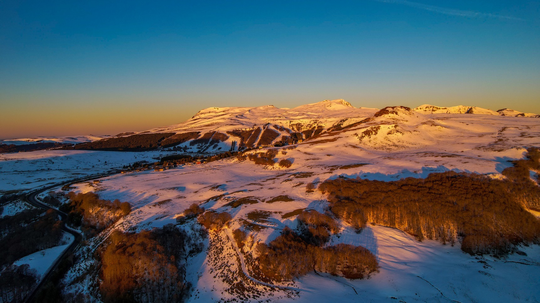 Lac Pavin : Lever de Soleil Magique sur Super Besse et le Massif du Sancy