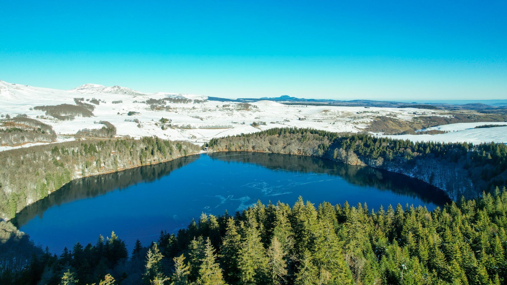 Puy de Montchal : Vue panoramique imprenable sur le Lac Pavin et le Puy de Dôme