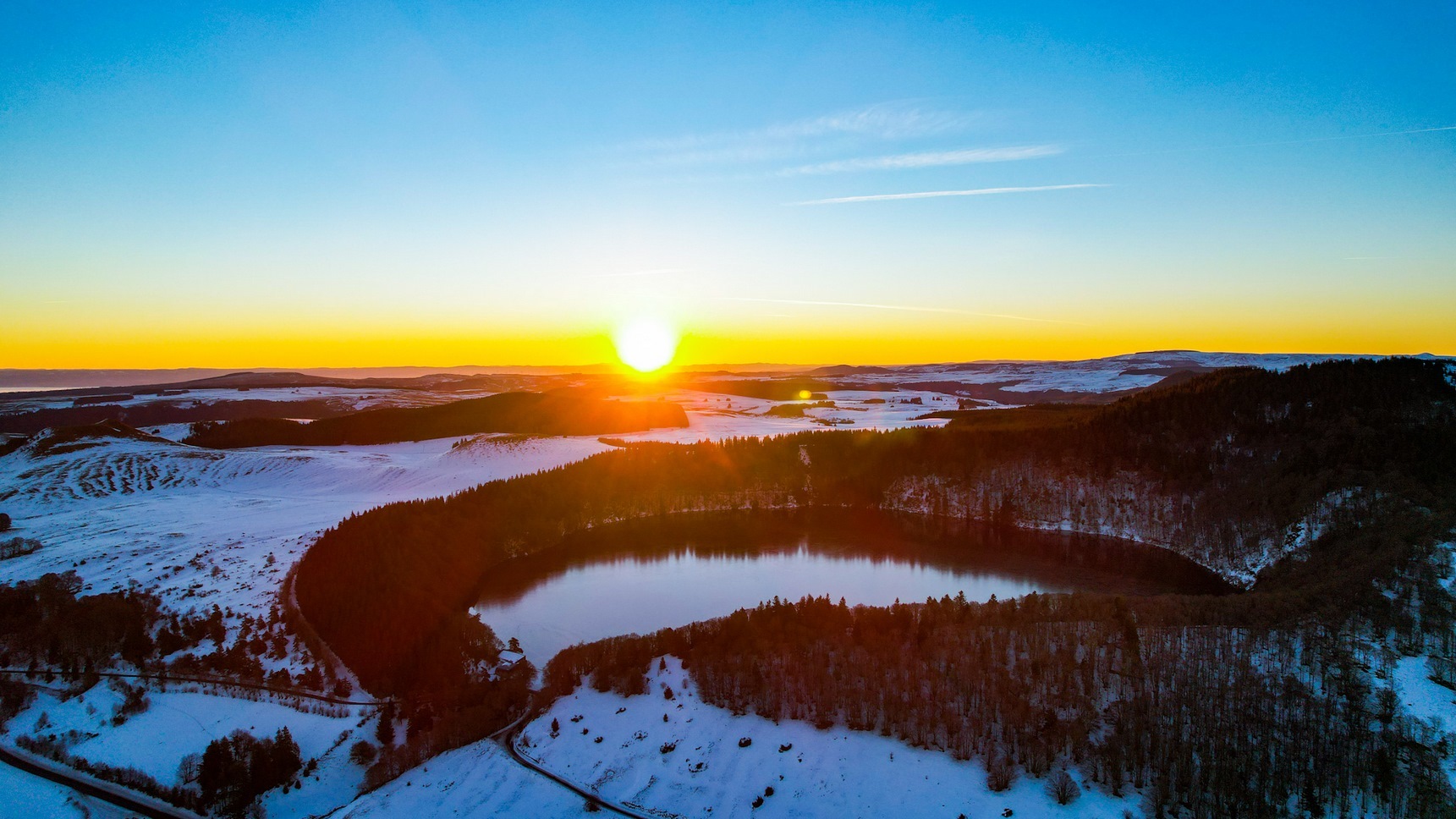 Lac Pavin : Lever de Soleil Enchanté sur le Lac et le Puy de Montchal