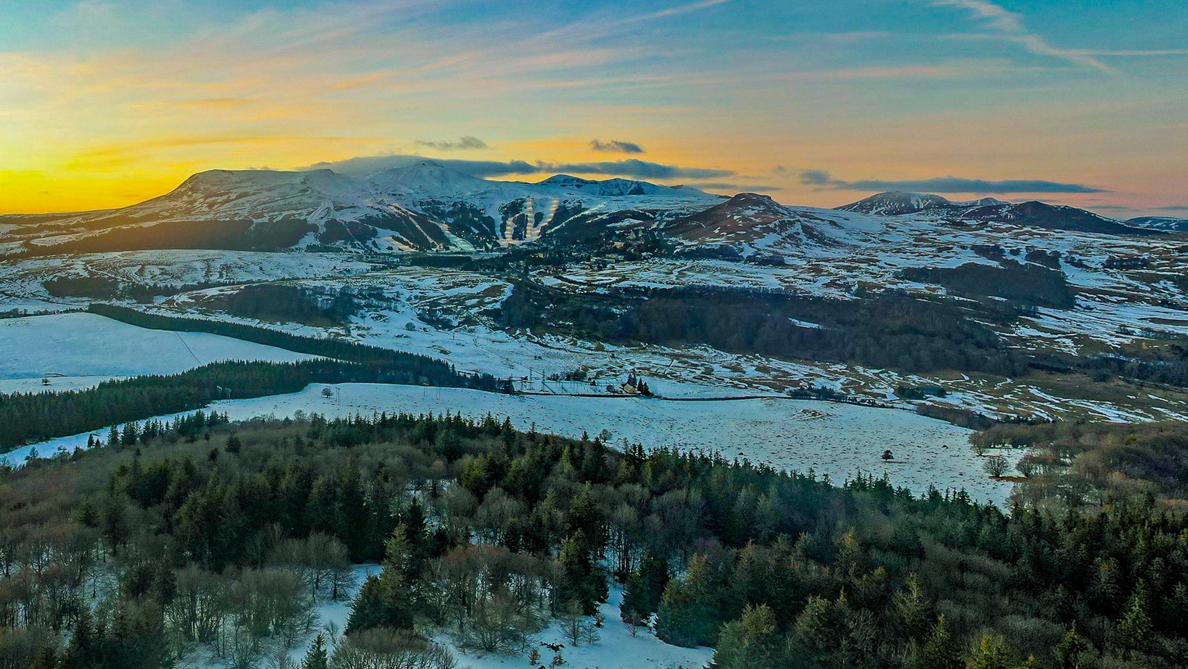 Puy de Montchal : Vue Splendide sur la Station de Ski de Super Besse