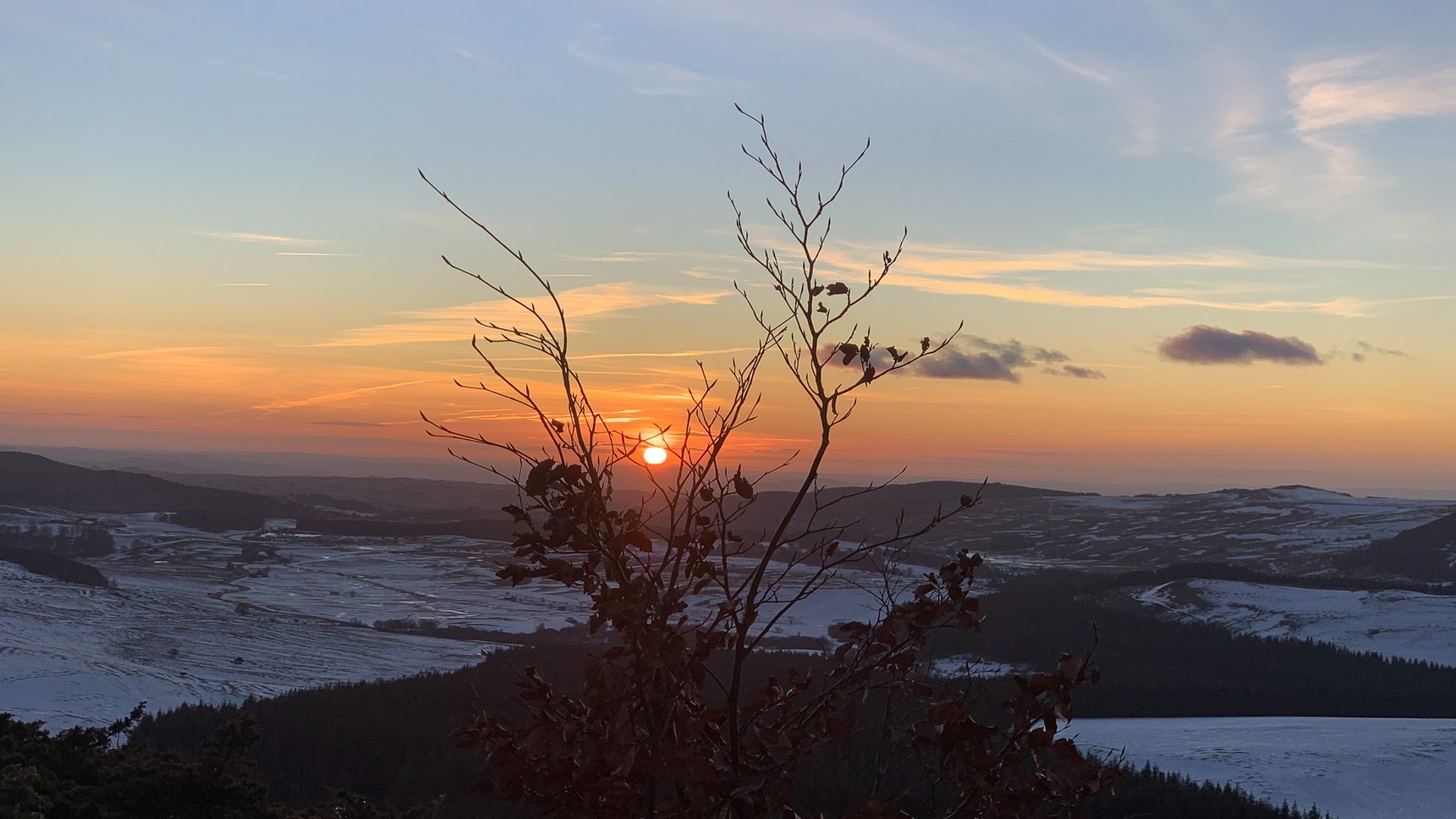 Puy de Montchal: Un Panorama Splendide sur les Monts du Cantal et le Plateau de Cezalier