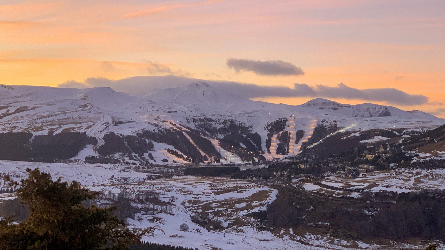 Puy de Montchal: Panorama Exceptionnel sur le Massif du Sancy et Super Besse