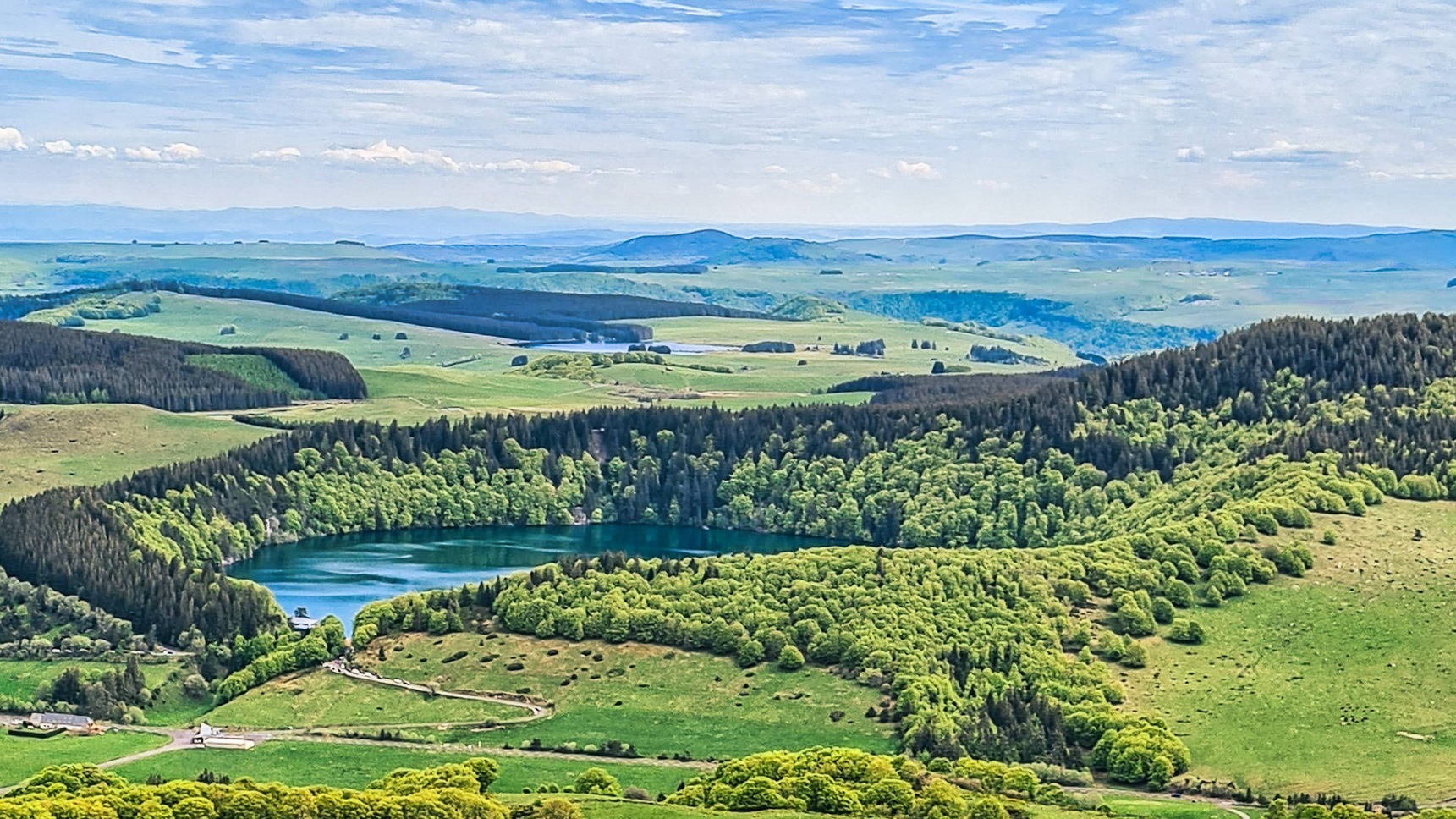 Puy du Chambourguet : Panorama Magnifique sur le Lac Pavin