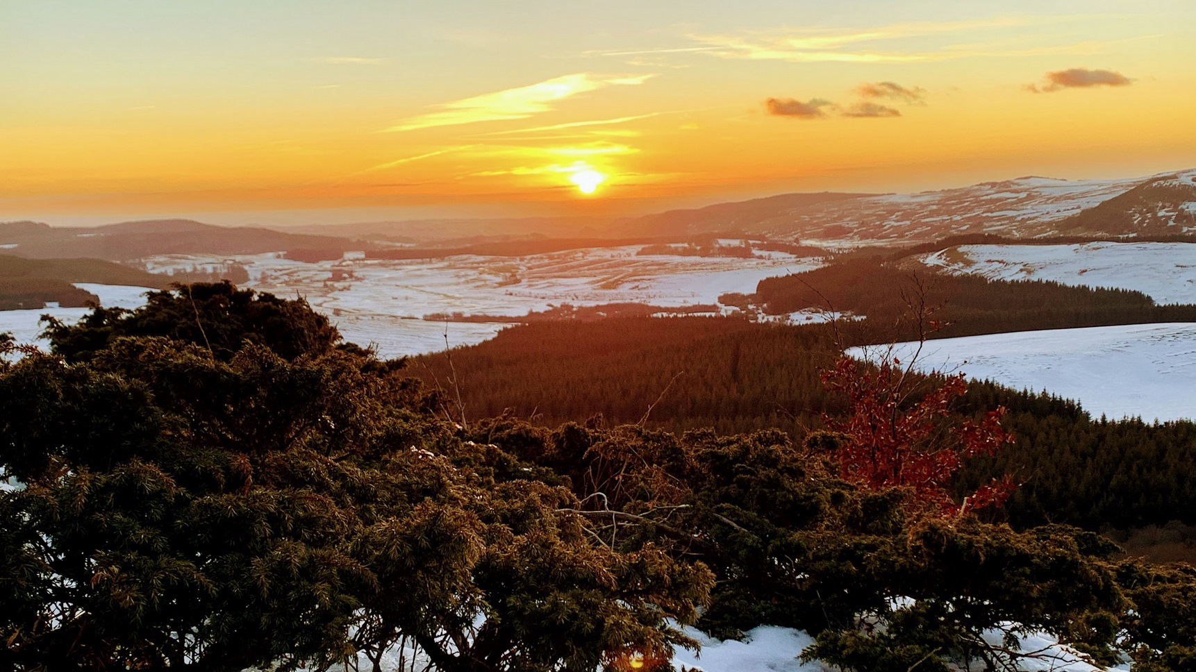 Puy de Montchal: Un Panorama à couper le souffle sur les Monts du Cantal et le Plateau de Cezalier