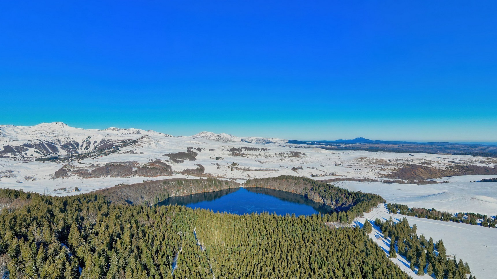 Puy de Montchal: Un Panorama Unique sur le Lac Pavin