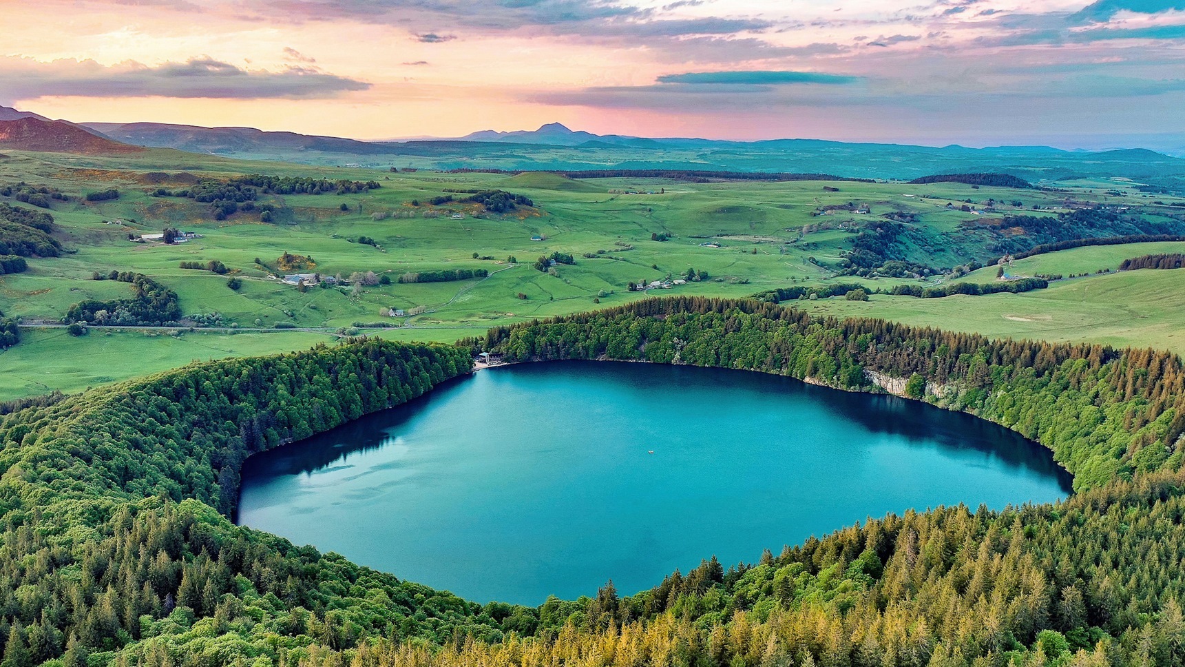 Lac Pavin : Vue Aérienne Exceptionnelle - Lac Pavin et Puy de Dôme