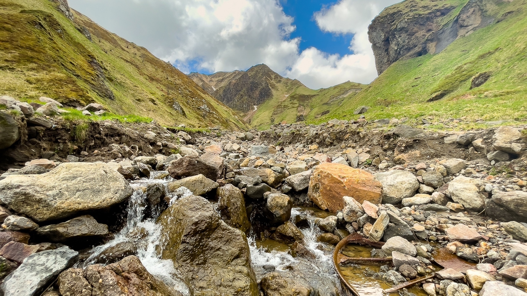 Ruisseau du Val d'Enfer : Source de la Dordogne, Un Trésor Caché du Massif du Sancy