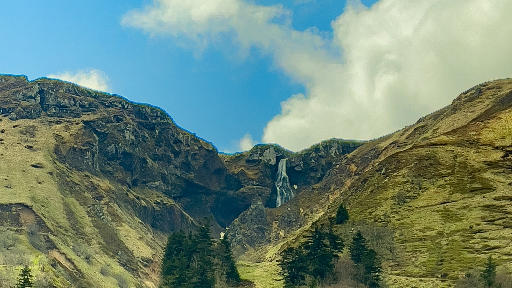 Ruisseau de la Dore : Source de la Dordogne, Un Passage Enchanté du Massif du Sancy