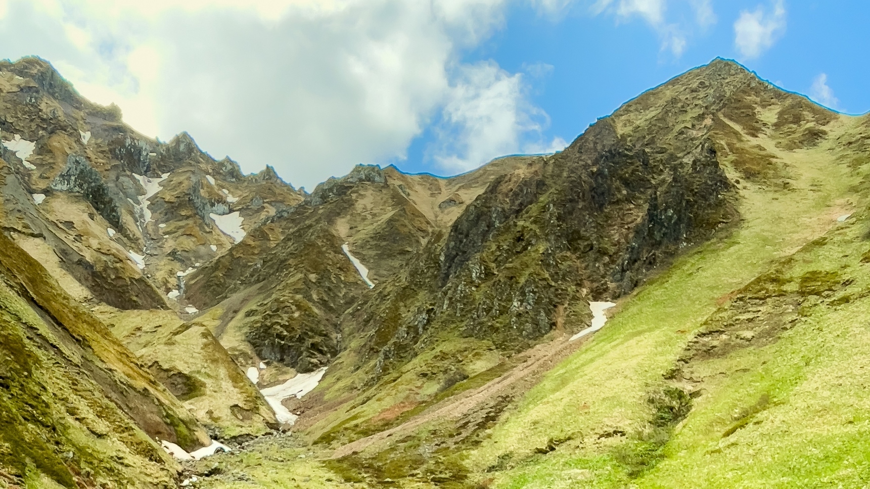 Puy de Sancy : La Vallée du Val d'Enfer, Un Passage Enchanté en Auvergne