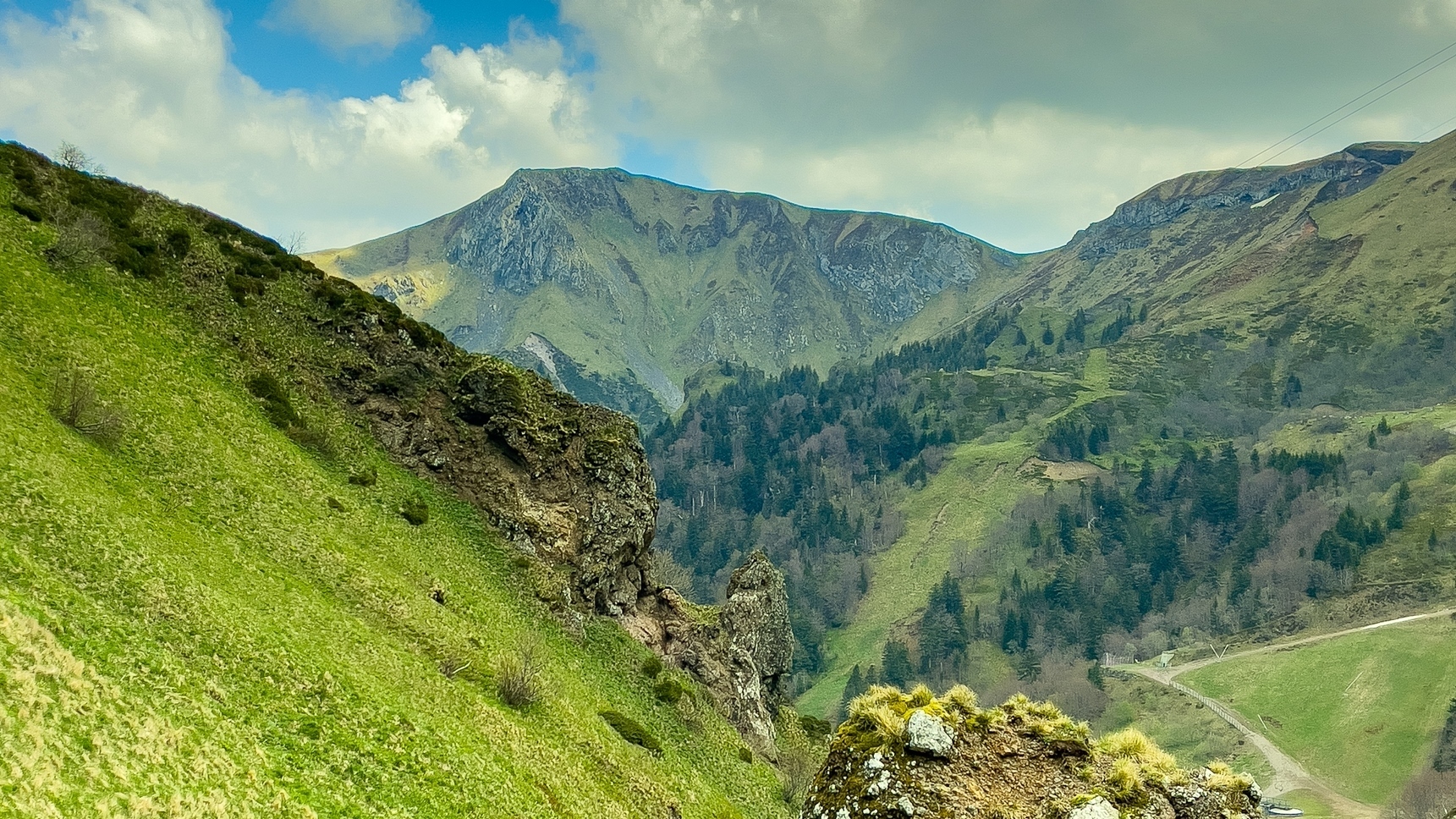 Massif du Sancy : Vallée du Val d'Enfer, Un Paysage D'Exception Avec Vue sur le Roc de Cuzeau