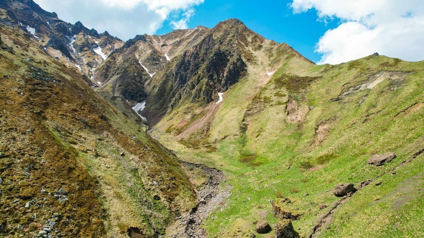 Monts Dore : La Vallée du Val d'Enfer, Un Coin de Paradis Sauvage en Auvergne