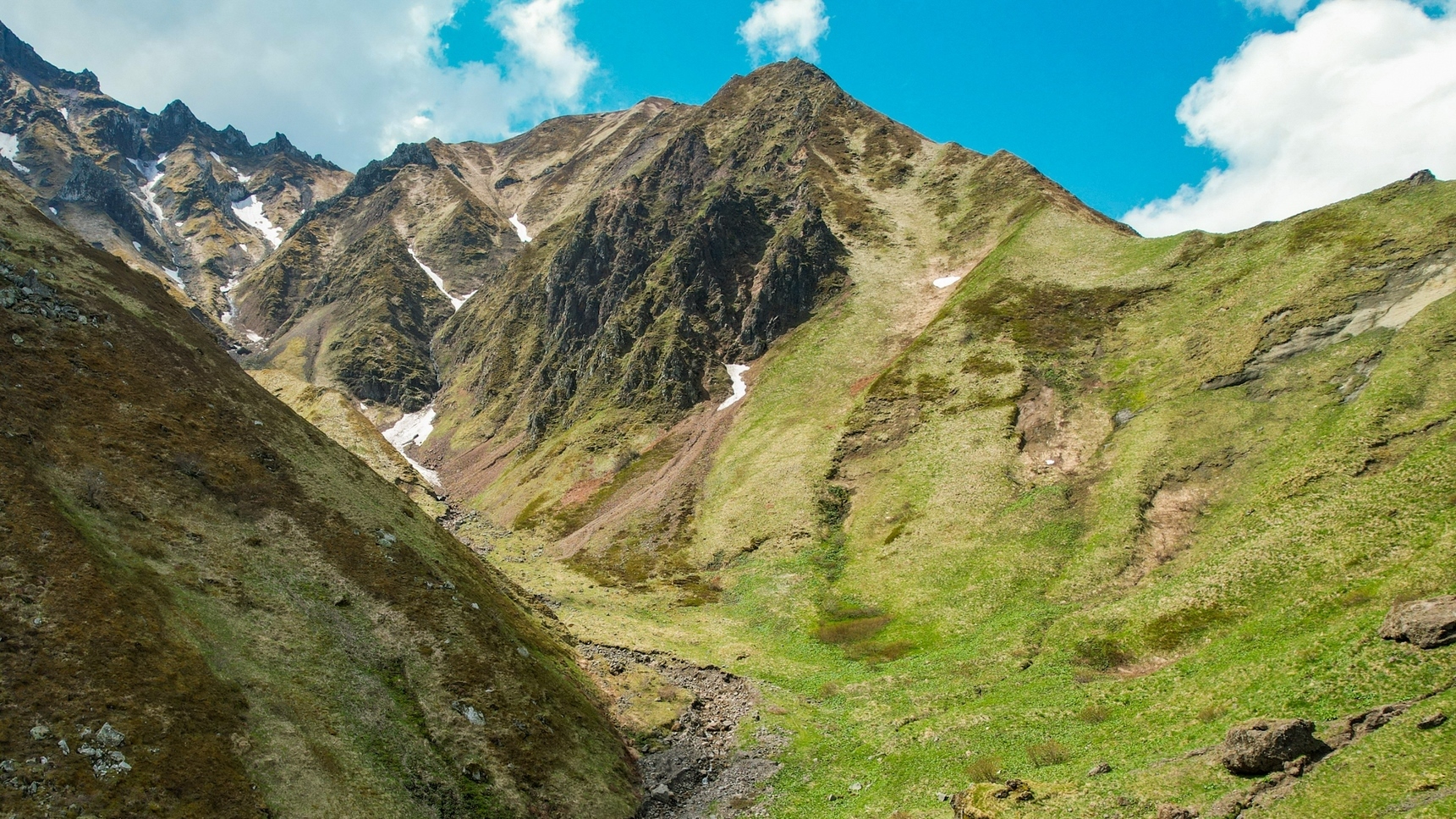 Massif du Sancy : La Vallée du Val d'Enfer, Un Passage Enchanté en Auvergne