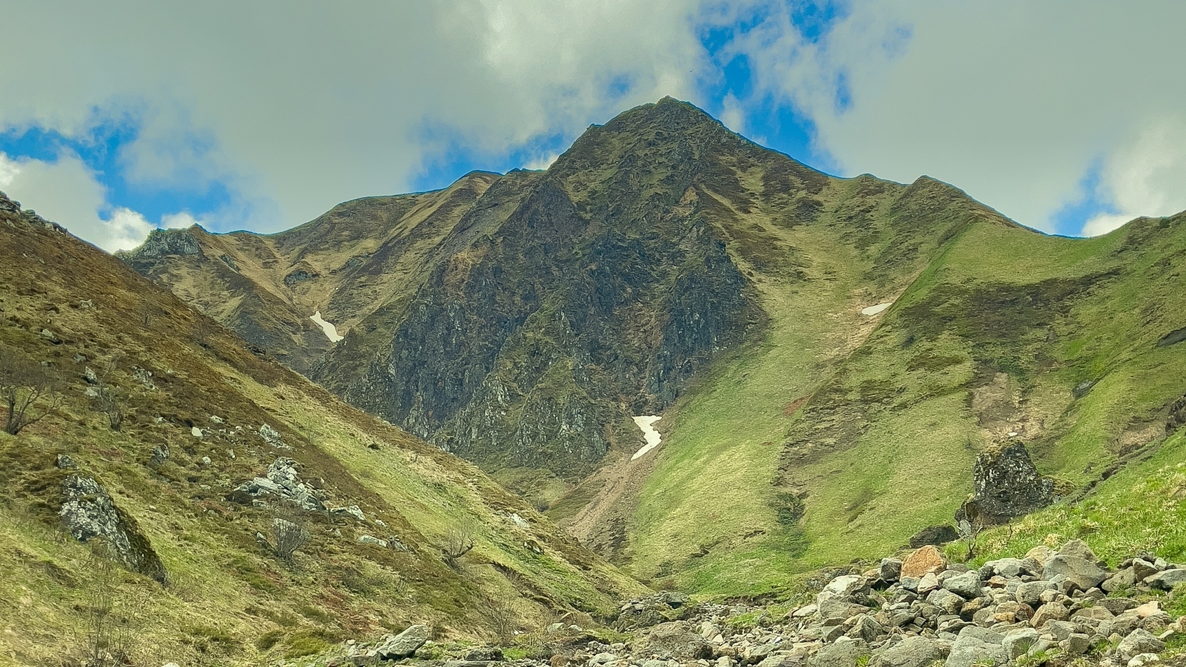 Réserve Naturelle de Chastreix-Sancy : La Vallée du Val d'Enfer, Un Trésor Naturel du Puy-de-Dôme