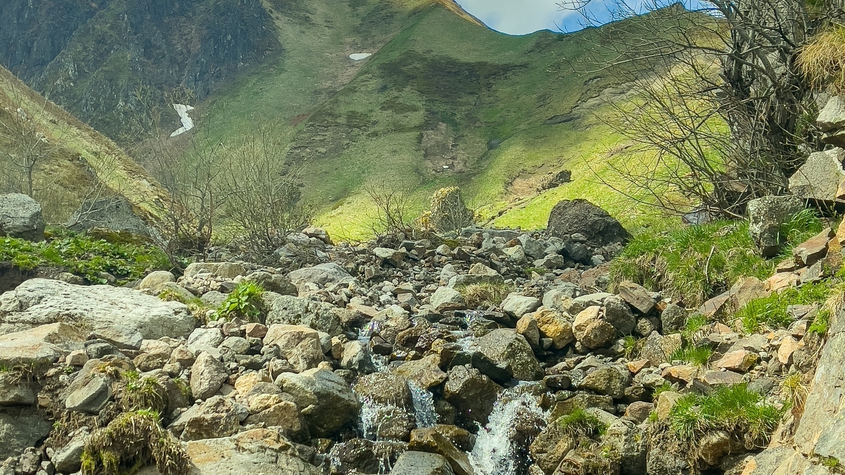 Torrent du Val d'Enfer : Source de la Dordogne, un spectacle sauvage au cœur du Massif du Sancy