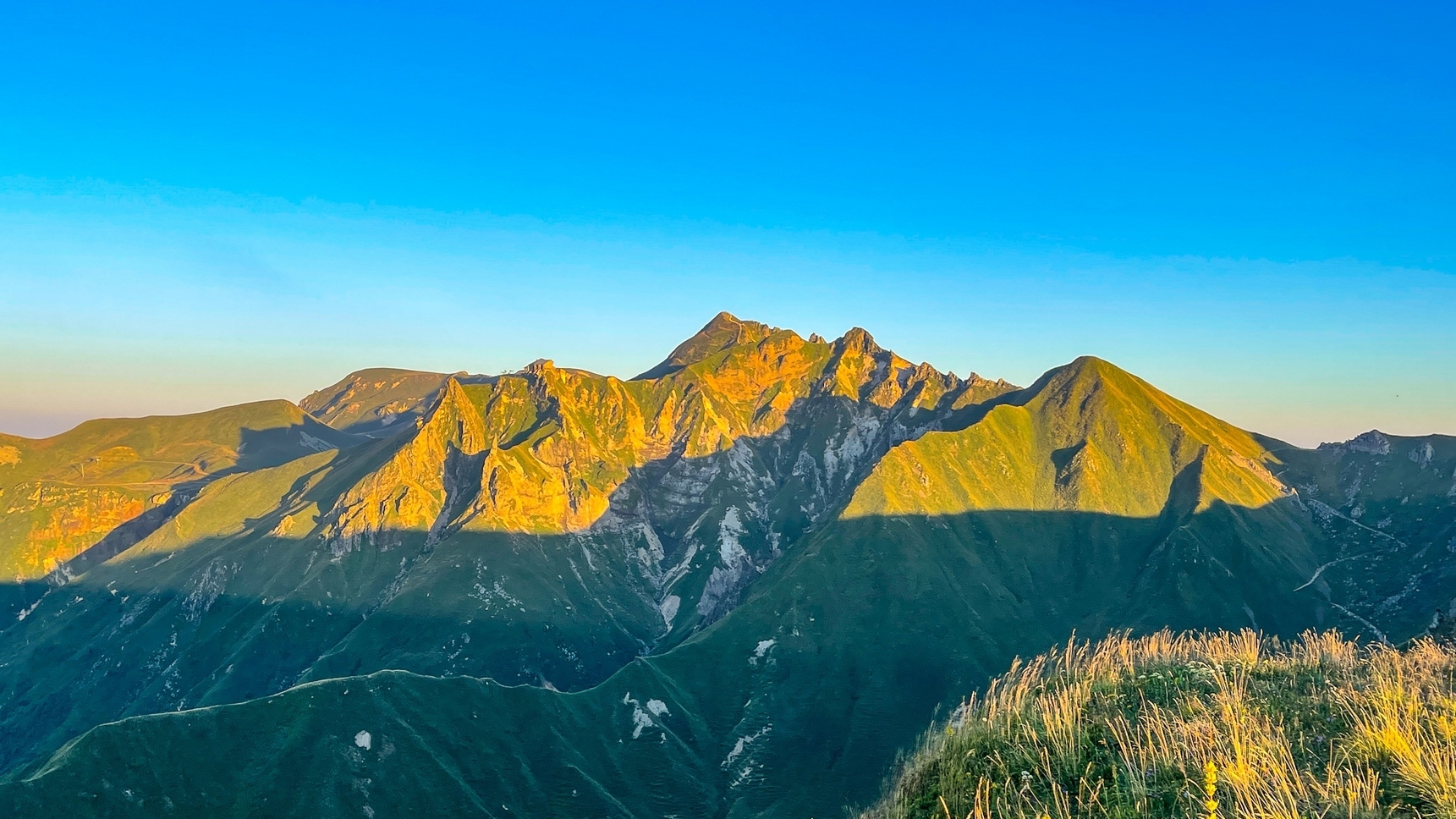 Massif des Dores : Explorer les Sommets d'Auvergne