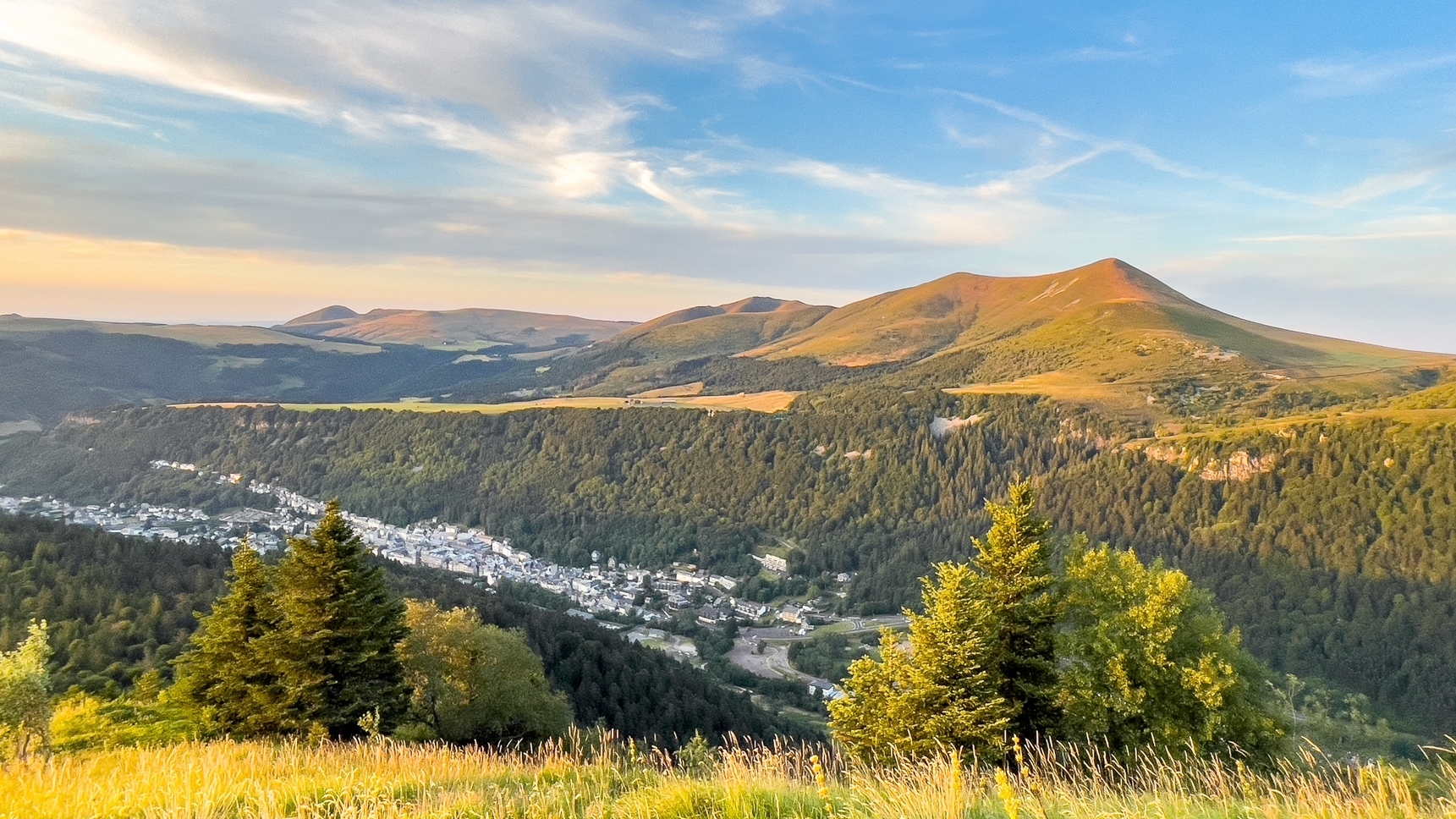 Puy du Capucin, Mont Dore et Massif Adventif : Une Aventure au Cœur des Volcans