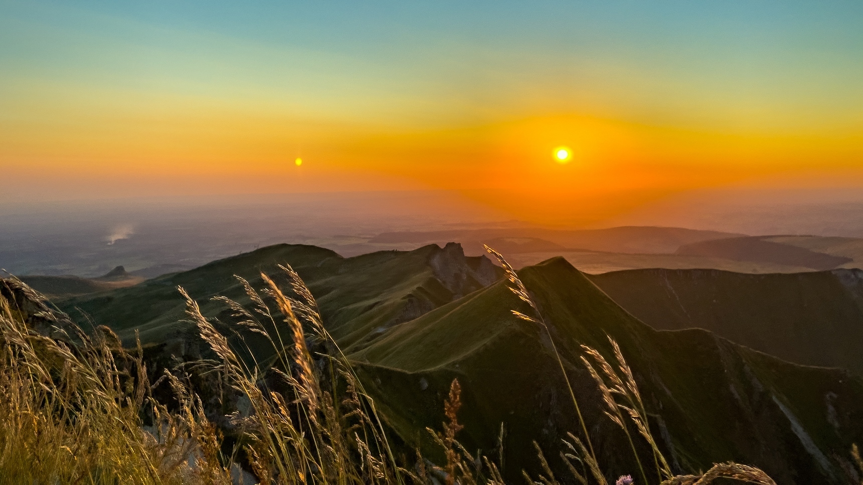 Massif du Sancy : Coucher de Soleil Magique sur les Crêtes