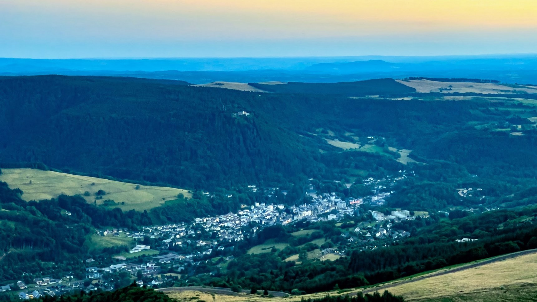 La Banne d'Ordanche : Une vue imprenable sur la ville thermale de la Bourboule.