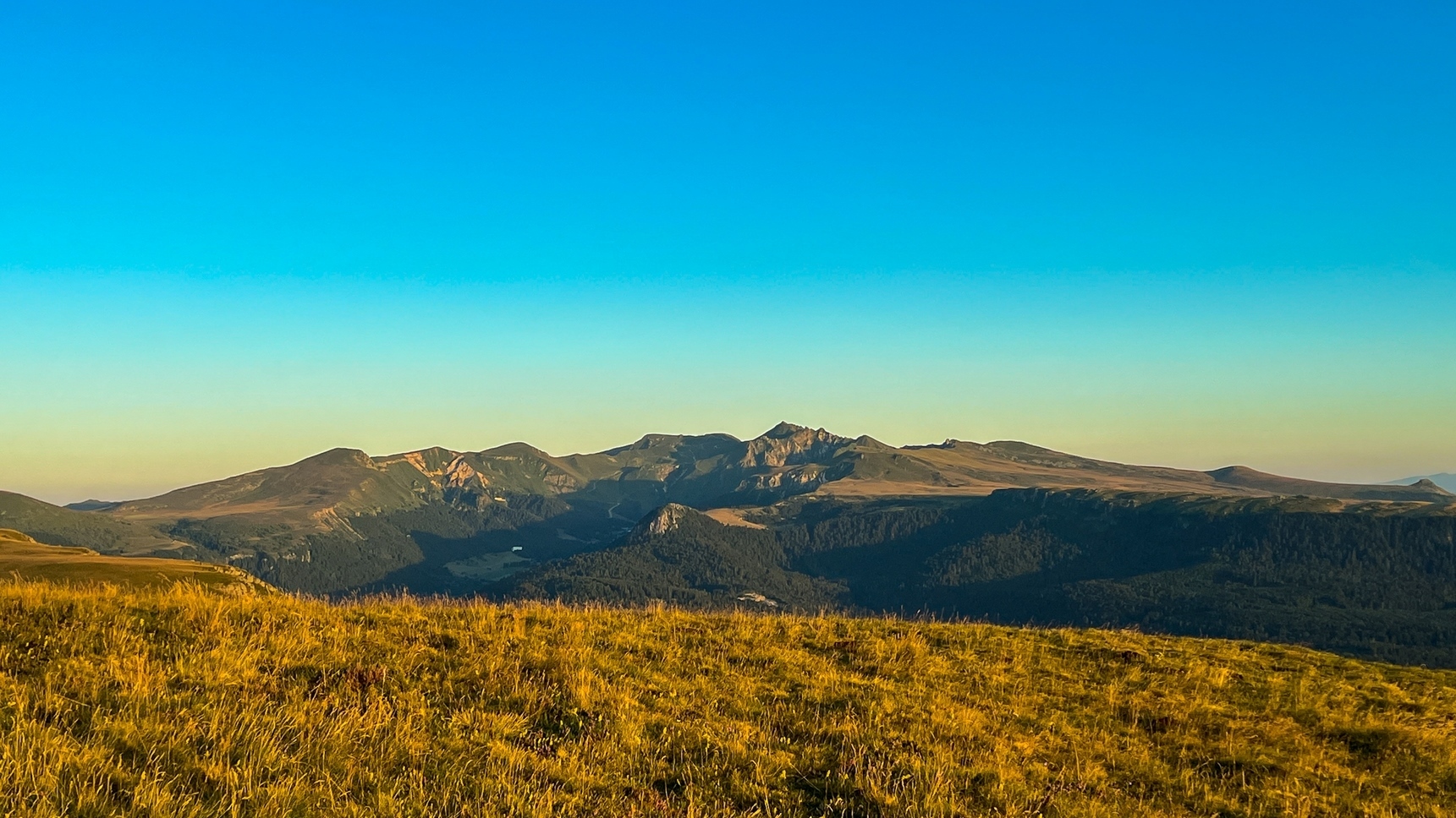 La Banne d'Ordanche : Un panorama époustouflant sur le Massif du Sancy.