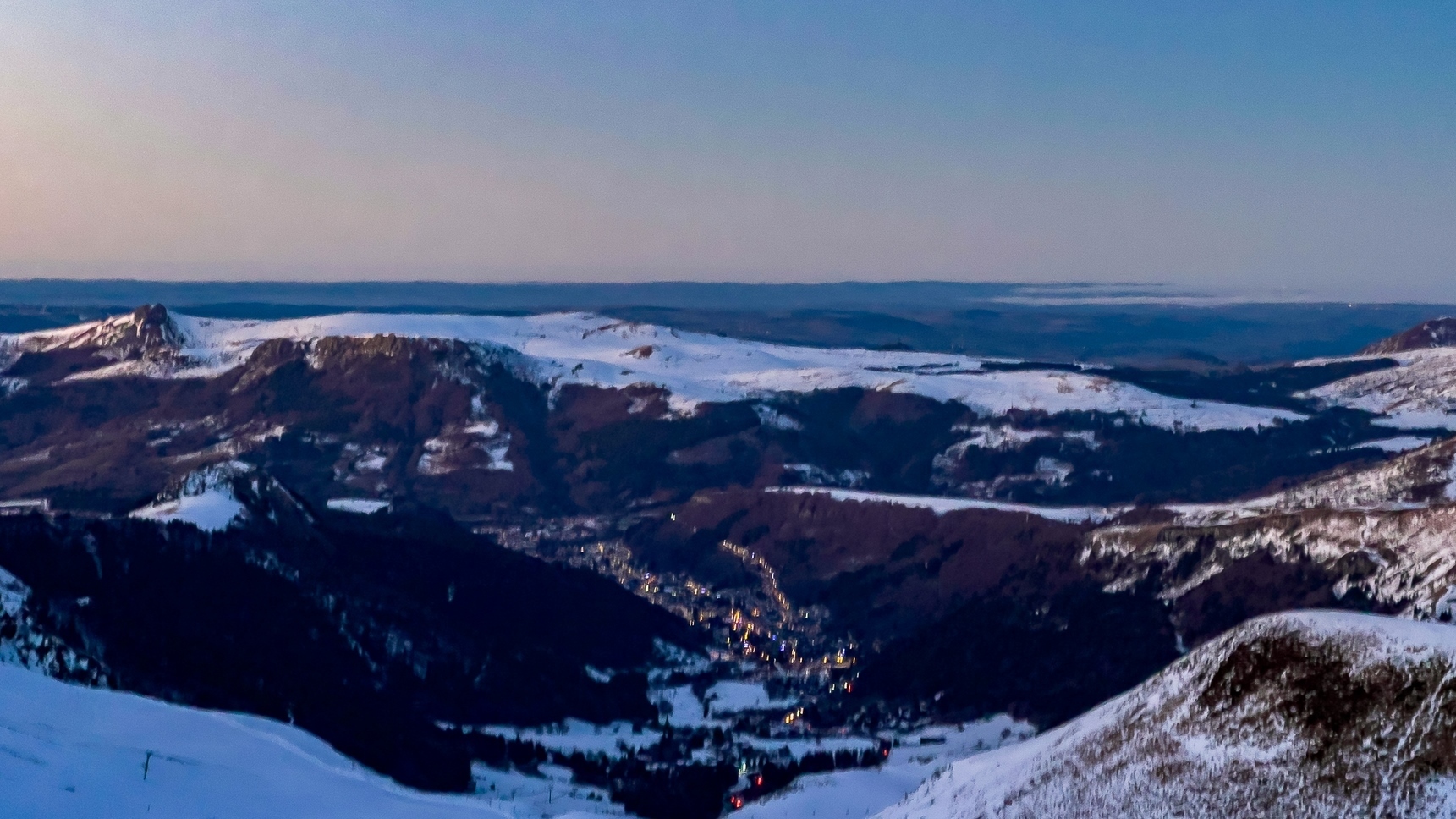 Puy de Sancy Enneigé : Vue Spectaculaire depuis Le Mont Dore