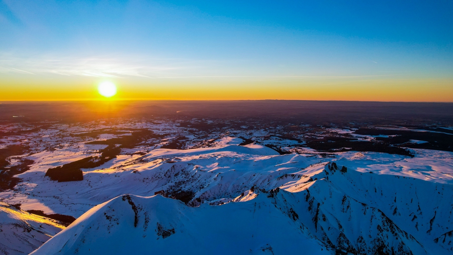 Puy de Sancy Enneigé : Chemin des Crêtes, un Panorama d'Hiver Unique au Sommet