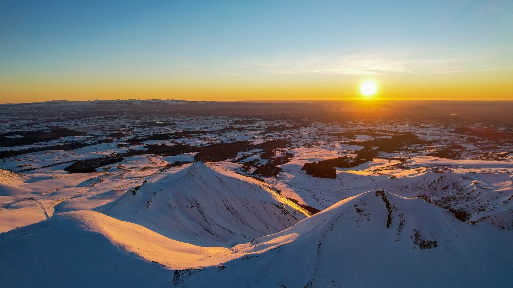 Puy de Sancy Enneigé : Coucher de Soleil Magique sur le Massif