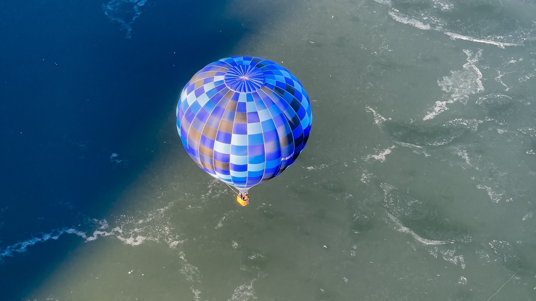 Auvergne Montgolfière : Lac Chambon : Un Vol Magique au-dessus d'un Lac de Montagne