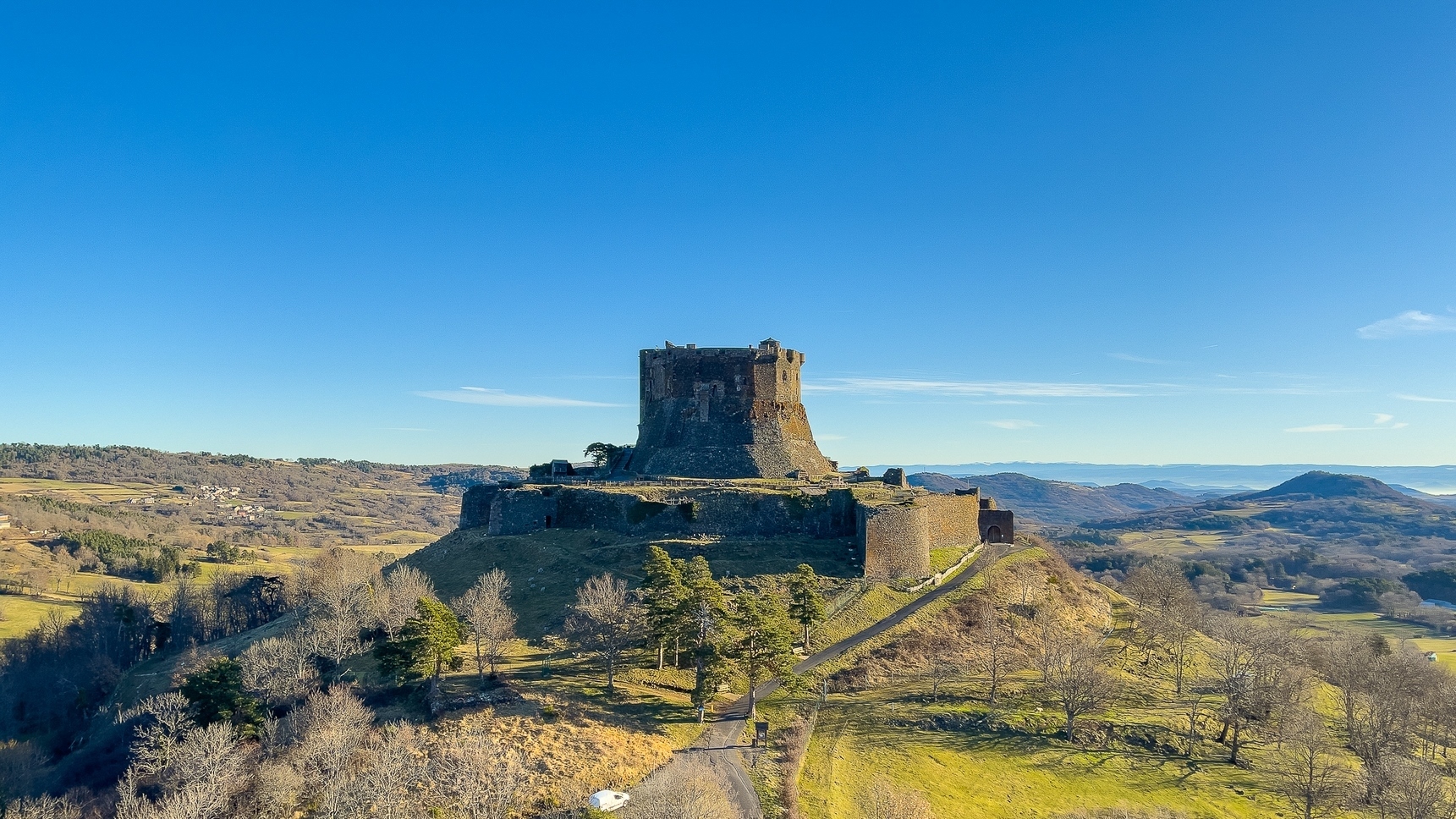 Auvergne Montgolfière : Château de Murol : Un Vol Historique au-dessus d'un Site Médiéval