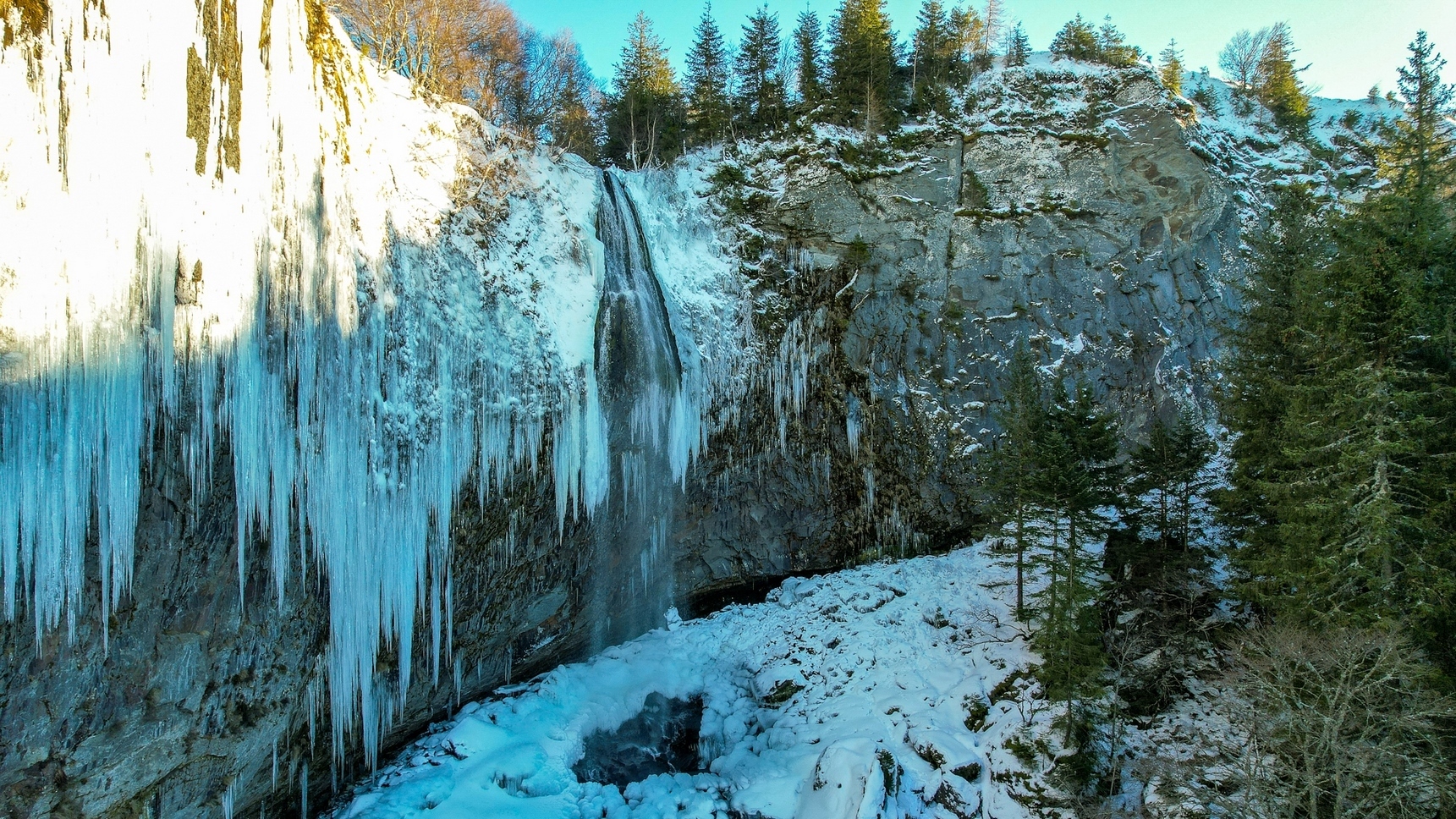 Massif du Sancy : La Grande Cascade, un Lieu Unique sous la Glace