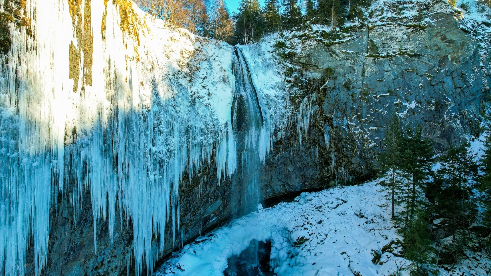 Grande Cascade du Sancy : Magie de l'Hiver, un Spectacle de Glace