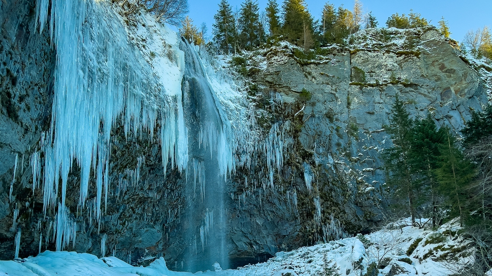 Puy de Dôme : La Grande Cascade du Sancy, un Paysage Hivernal Magique