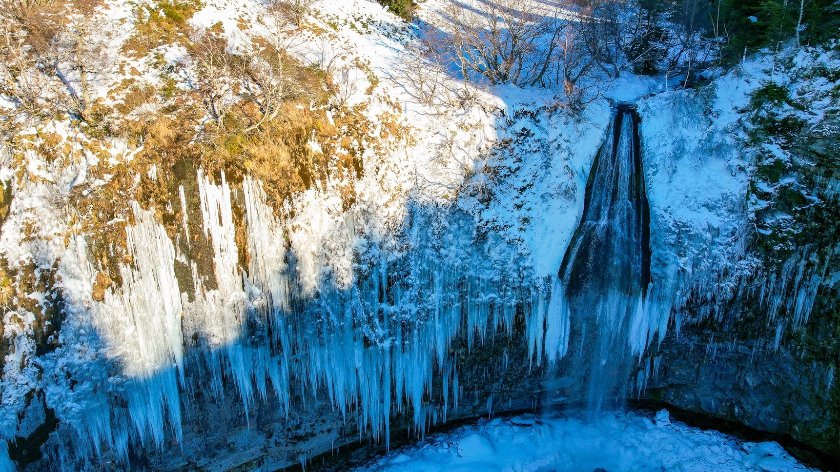 Auvergne : La Grande Cascade du Mont Dore, un Spectacle de Glace Exceptionnel