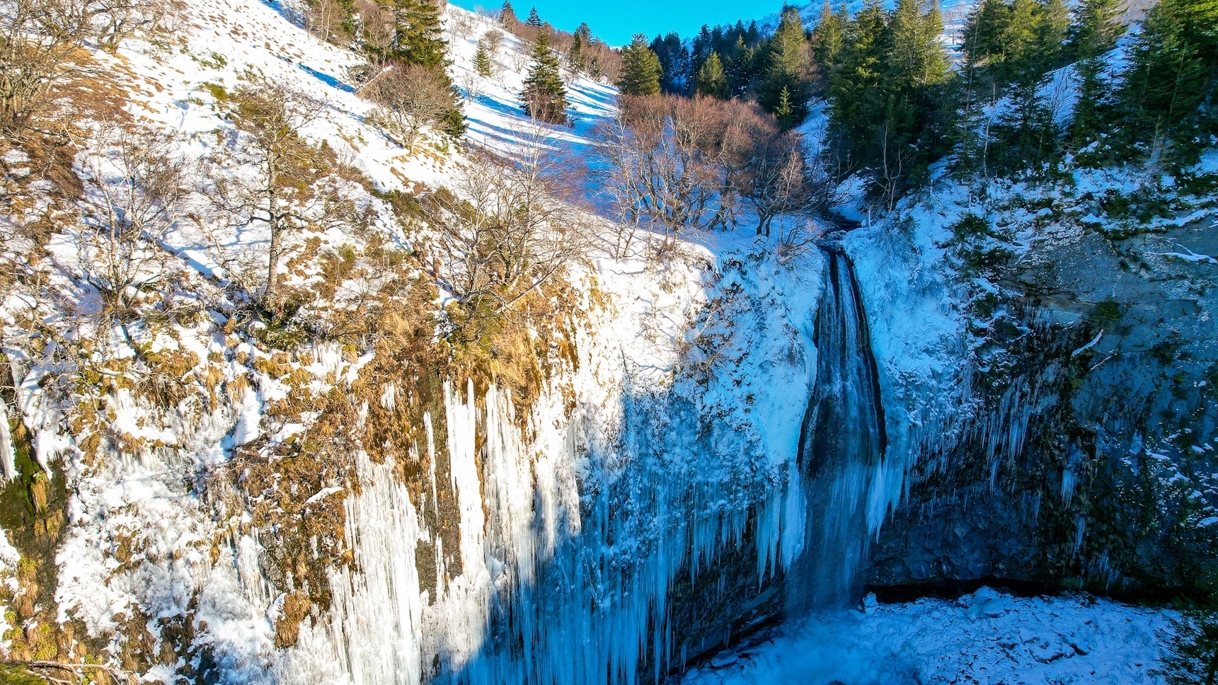 Grande Cascade du Sancy : Spectacle de Glace en Auvergne