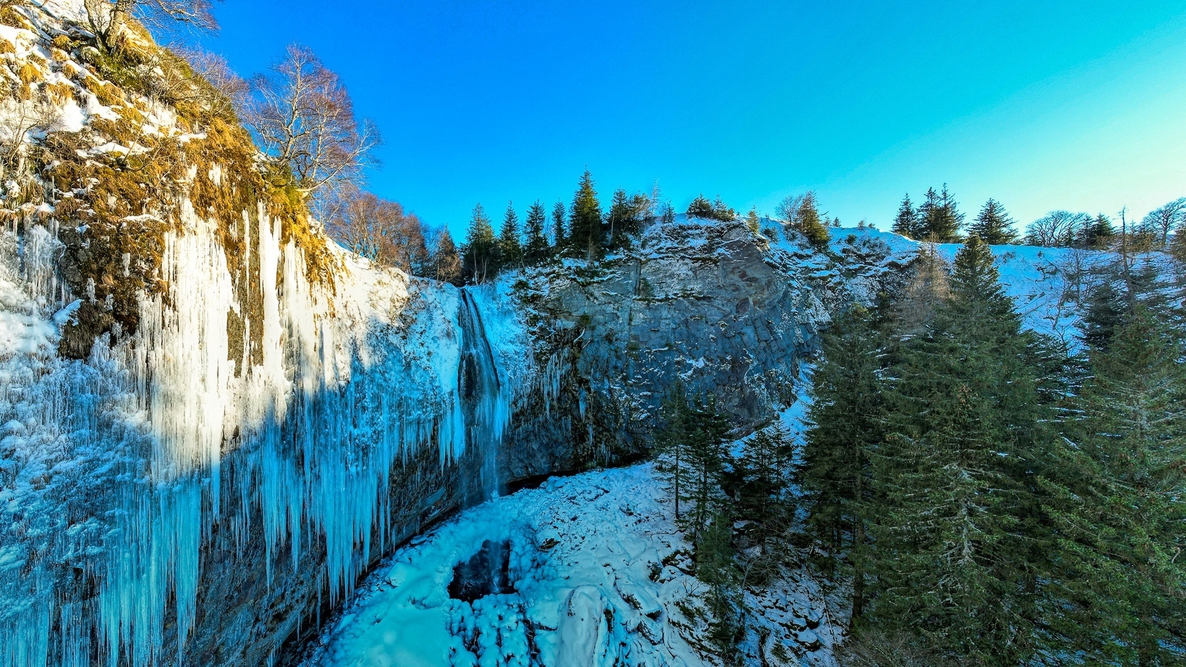 Grande Cascade du Sancy : Un Spectacle de Glace à couper le souffle