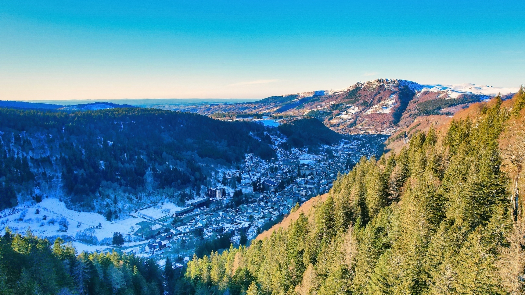 Grande Cascade du Mont Dore : Panorama Magnifique sur la Ville