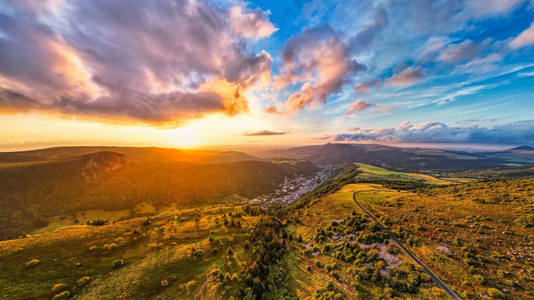 Mont-Dore : Couleurs Automnales au Coucher du Soleil