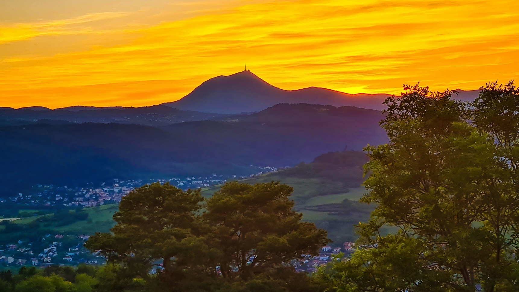 Plateau de Gergovie - Coucher de Soleil - Chaîne des Puys & Puy de Dôme - Spectacle Magique