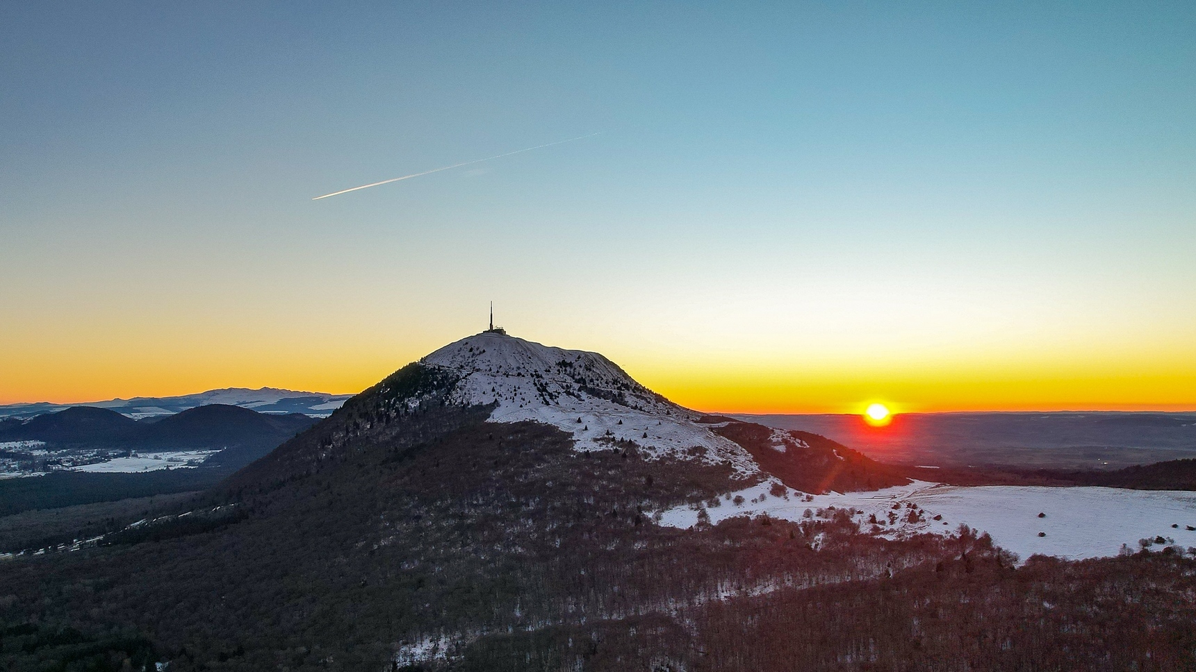 Puy de Dôme Enneigé - Coucher de Soleil - Spectacle Magique