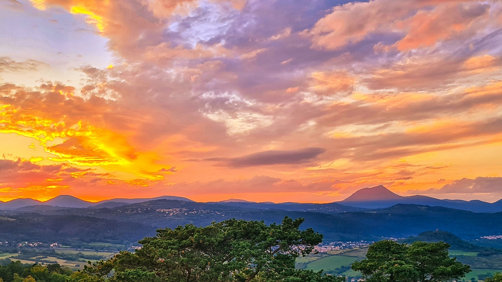 Chaîne des Puys - Coucher de Soleil - Puy de Dôme - Spectacle Magique