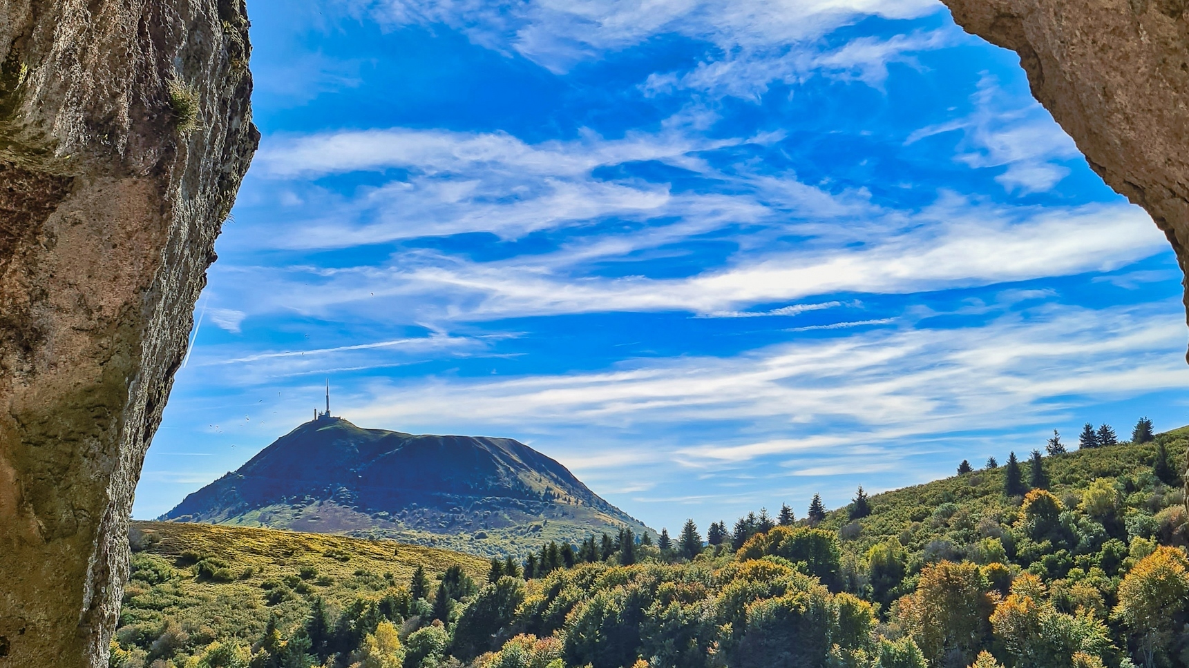 Puy de Clierzou - Vue Puy de Dôme - Grottes de Clierzou - Paysages Exceptionnels