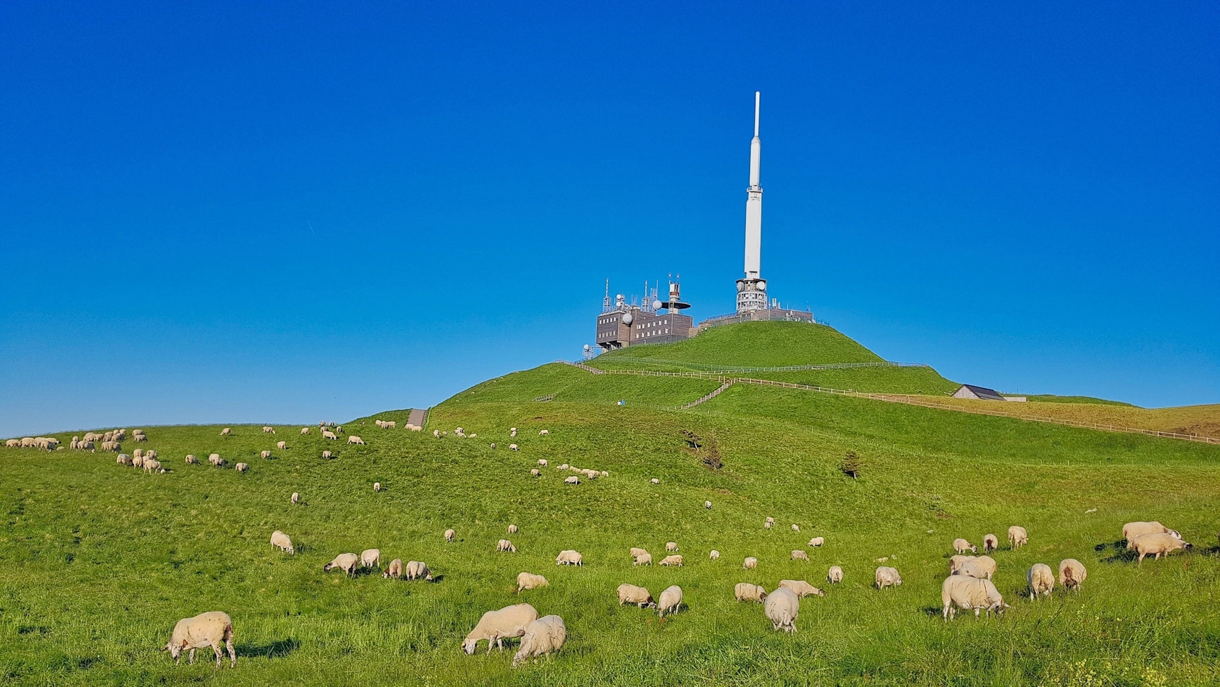 Puy de Dôme : Au Sommet, l'Antenne TDF domine le Paysage