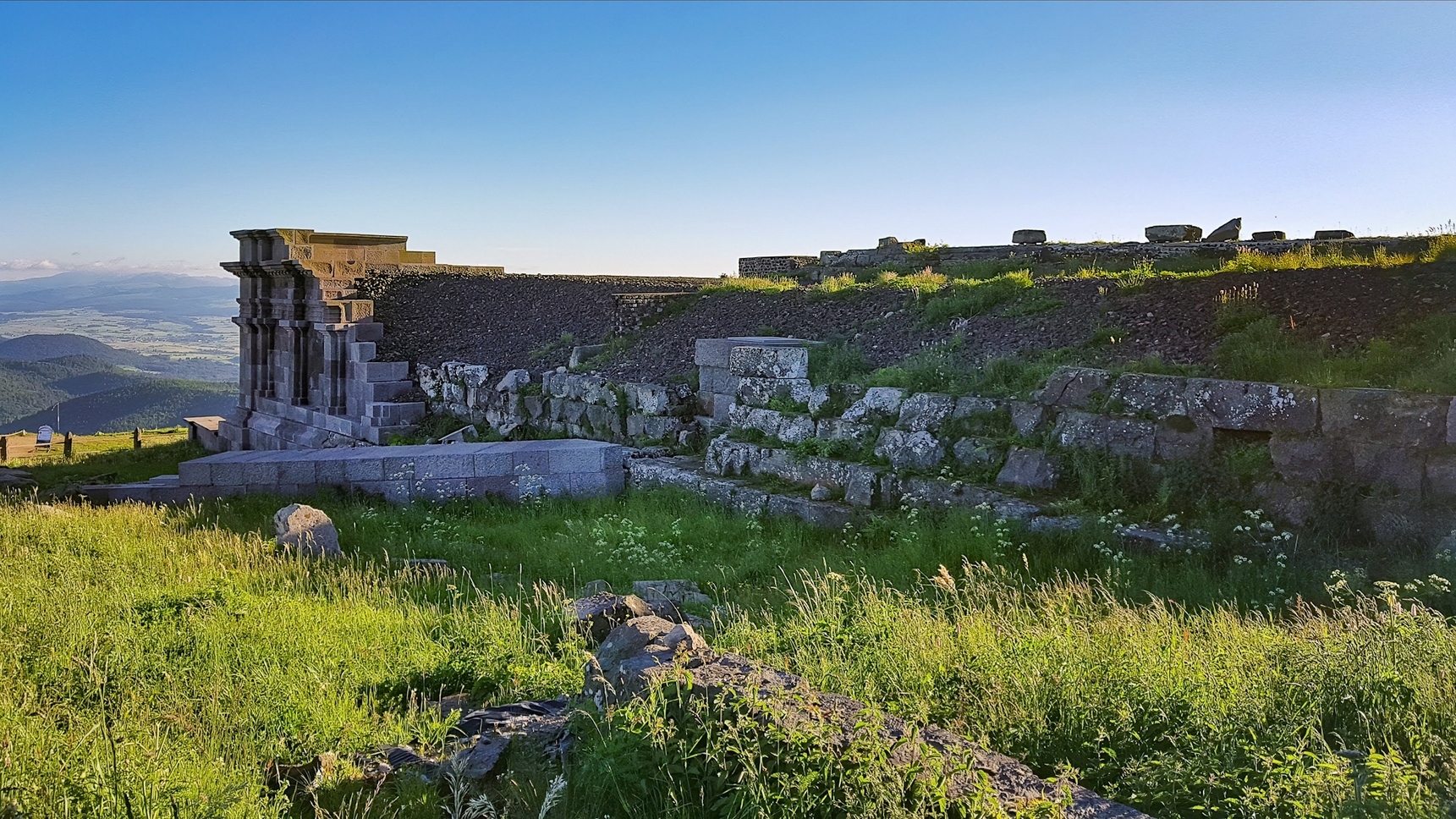 Sommet du Puy de Dôme : Le Temple de Mercure, Témoin d'Histoire