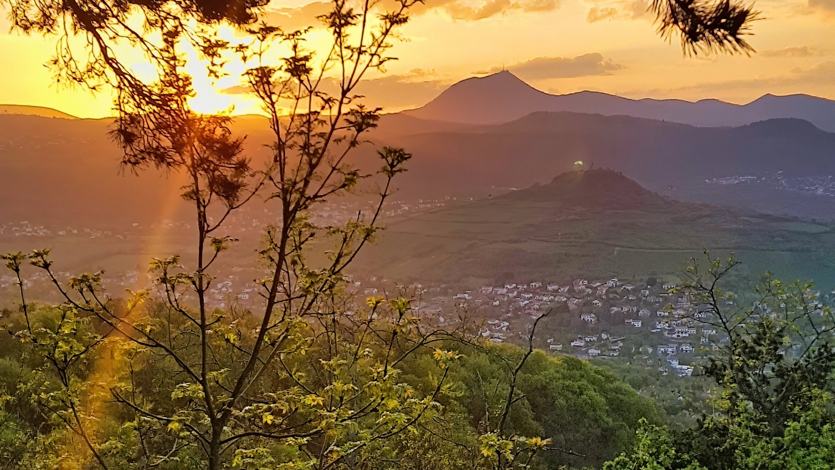 Plateau de Gergovie : Coucher de Soleil Magique sur le Puy de Dôme