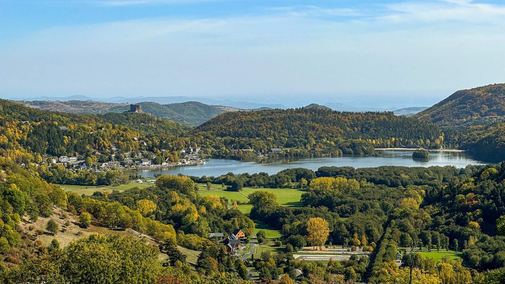 Lac Chambon : Couleurs Automnales et Vue imprenable sur le Château de Murol