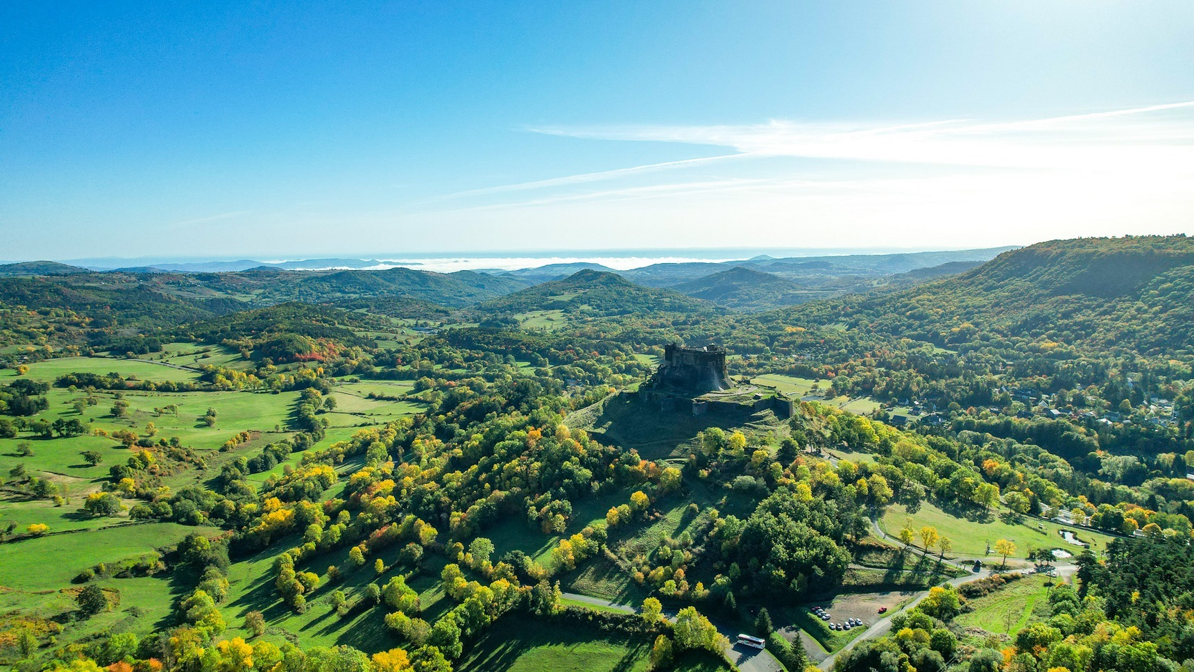 Le Château de Murol, perché sur son promontoire rocheux, domine la campagne auvergnate.