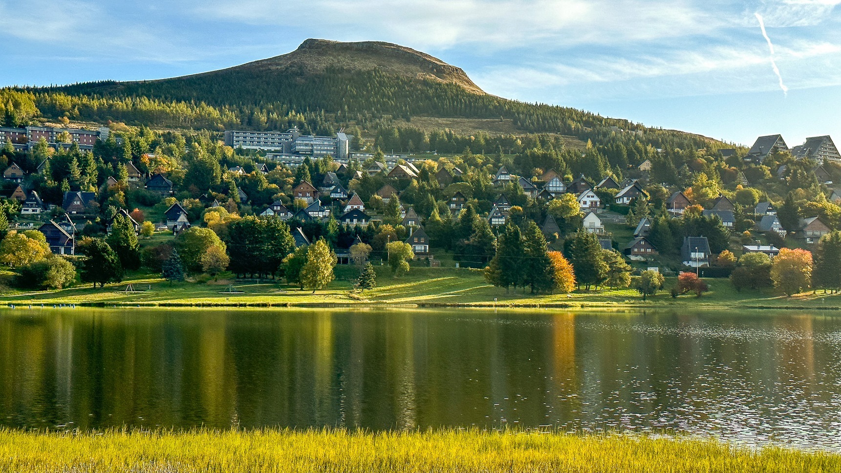 Super Besse : Village de Chalets Embrasé par les Couleurs Automnales