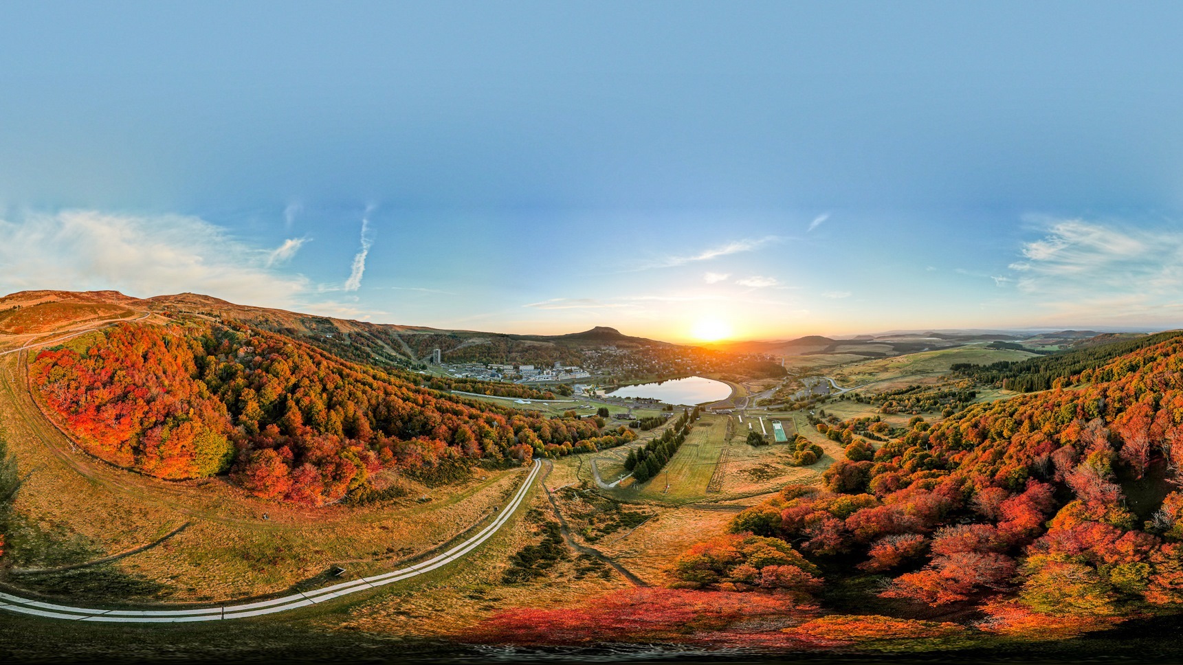 Super Besse - Couleurs Vibrantes des Arbres en Septembre-Octobre au Lever du Soleil